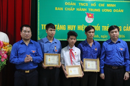 Bí thư Trung ương Đoàn thăm hỏi và tặng quà hỗ trợ người dân vùng lũ tại Hà Tĩnh