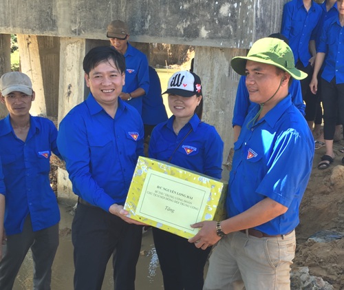Bí thư Trung ương Đoàn thăm các đội thanh niên tình nguyện hè tại Bình Định