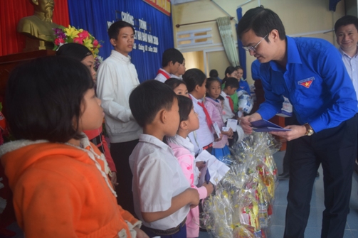 Trung ương Đoàn trao quà tết cho người dân tại Phú Yên