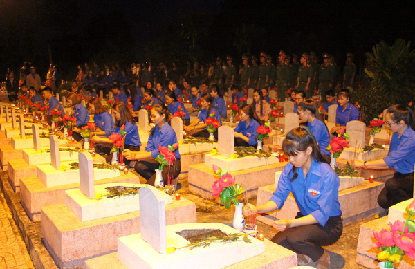Thắp nến tri ân các Anh hùng liệt sỹ tại Nghĩa trang liệt sỹ tỉnh Đắk Lắk