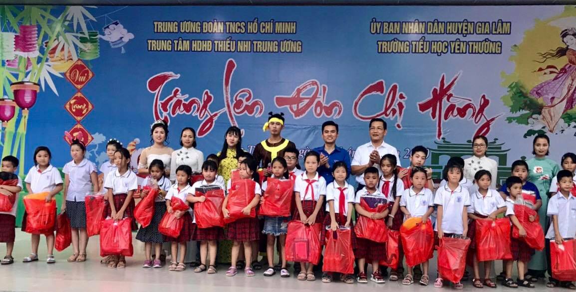 Tết Trung thu “Trăng lên đón chị Hằng” cho hơn 1.000 học sinh tại Trường Tiểu học Yên Thường, huyện Gia Lâm, thành phố Hà Nội.