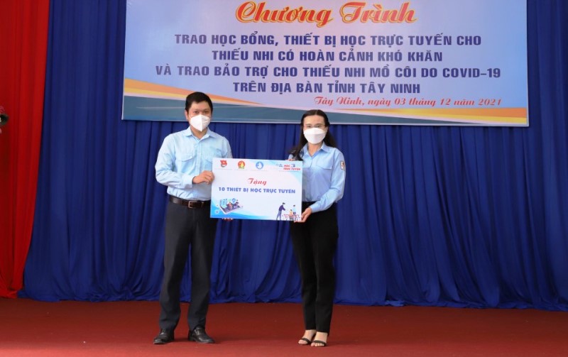 Trao học bổng, thiết bị học trực tuyến và bảo trợ dài hạn cho thiếu nhi khó khăn, mồ côi tại Tây Ninh
