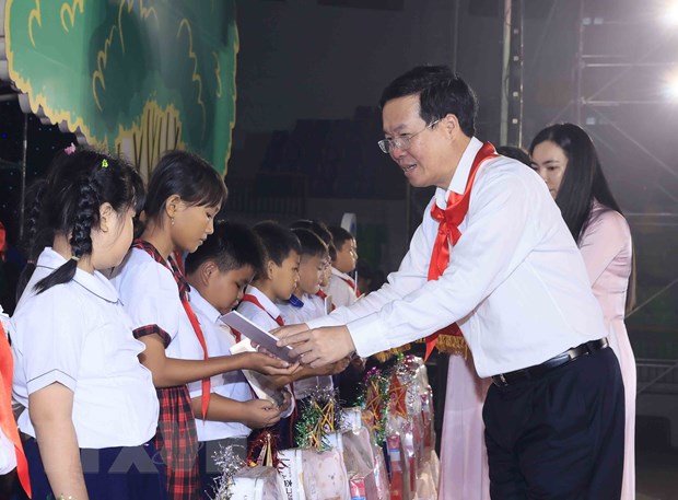 Chủ tịch nước dự Đêm hội trăng rằm - Lồng đèn thắp sáng ước mơ tại Bình Phước