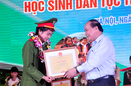 Vinh danh 122 học sinh dân tộc thiểu số vượt khó, học giỏi