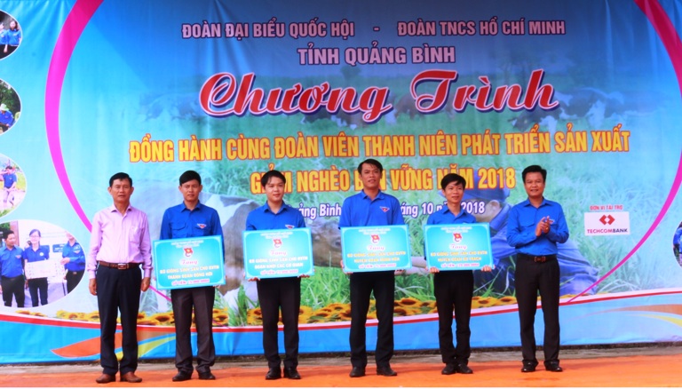 Quảng Bình: Trao 40 con bò cho đoàn viên thanh niên phát triển sản xuất