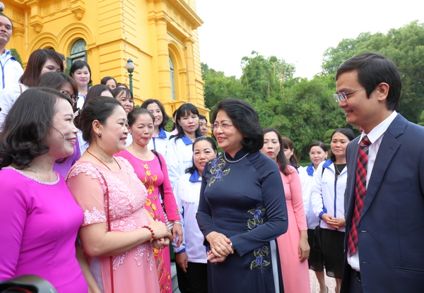 Phó Chủ tịch nước gặp mặt gương 48 thầy cô giáo tiêu biểu dạy học sinh khuyết tật