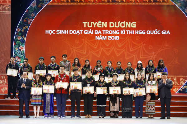 Tuyên dương 166 học sinh, sinh viên dân tộc thiểu số xuất sắc, tiêu biểu