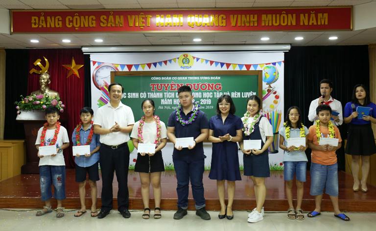 Tuyên dương con cán bộ cơ quan T.Ư Đoàn có thành tích xuất sắc năm học 2018 - 2019