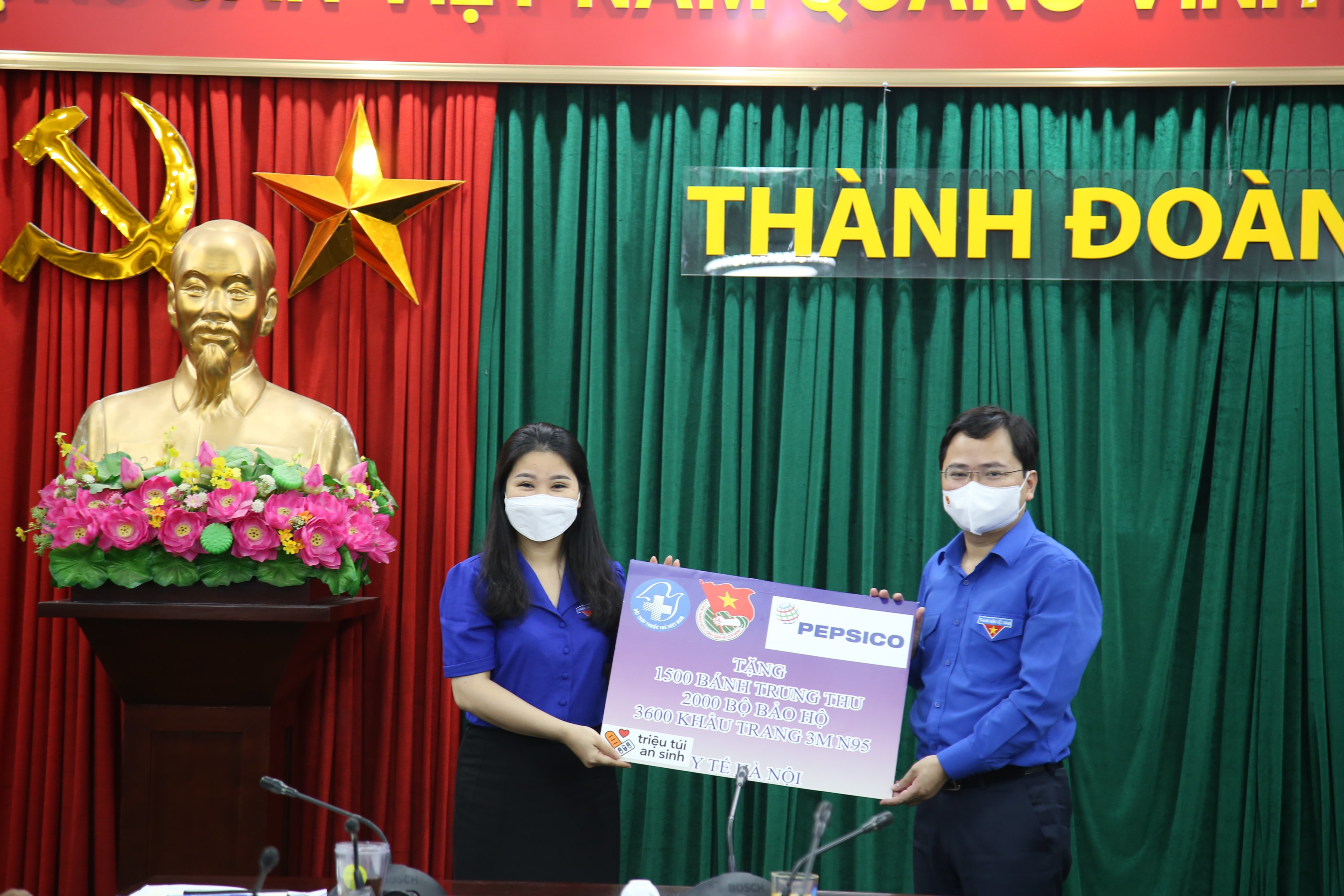 Bánh trung thu yêu thương tặng y, bác sĩ tuyến đầu chống dịch