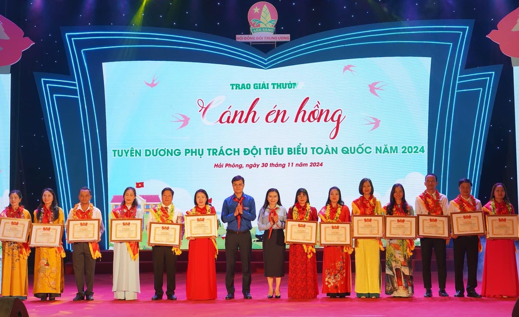 35 thầy cô Tổng phụ trách Đội được vinh danh trong lễ trao giải “Cánh én hồng” năm 2024