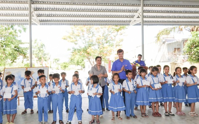 Trung ương Đoàn trao tặng hàng trăm suất học bổng cho học sinh Bình Định